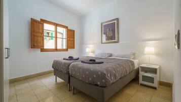 2 bedrooms, desk, iron/ironing board, free WiFi