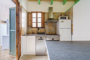 Fridge, microwave, oven, stovetop - Maca Green, townhouse in central Campanet (Campanet)