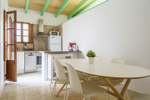 Fridge, microwave, oven, stovetop - Maca Green, townhouse in central Campanet (Campanet)