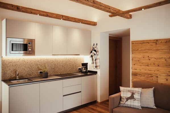 Kylskåp, mikrovågsugn, spishäll och diskmaskin