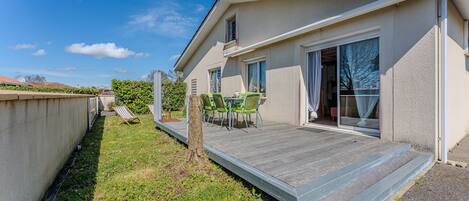 屋外ダイニングエリア