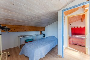 2 makuuhuonetta, silitysrauta/-lauta, ilmainen Wi-Fi, vuodevaatteet