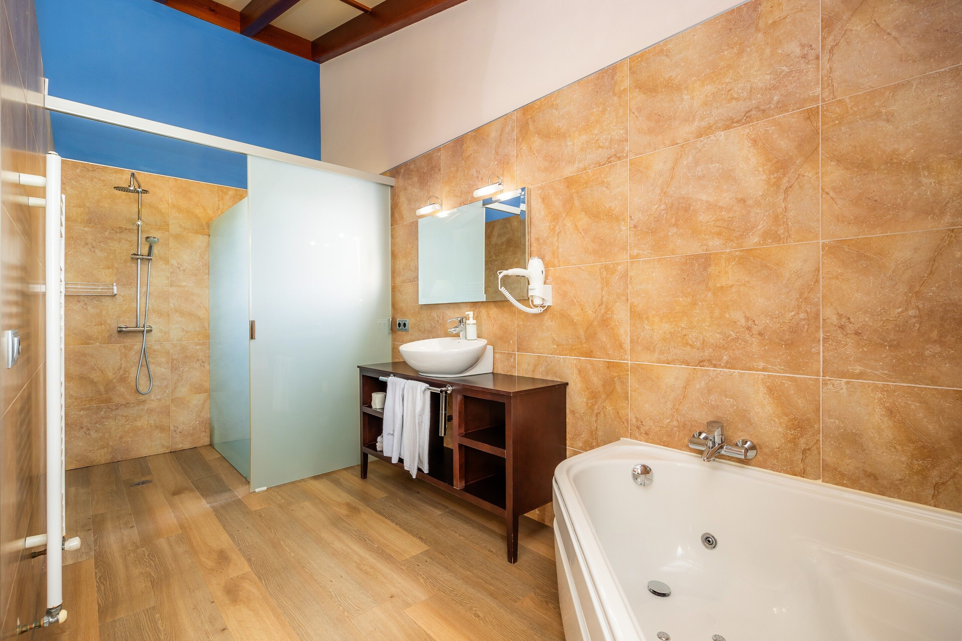 Un baño moderno con ducha, lavabo y bañera.