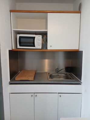 Kühlschrank, Mikrowelle, Herdplatte, Wasserkocher mit Kaffee-/Teezubehör
