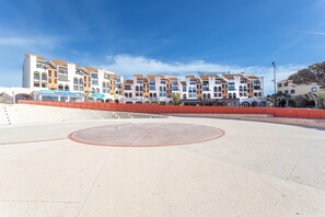 Exterior - Apartment 'Appart T2 30m2 2em Etage' with Lake View, Private Pool and Private Terrace (LE BARCARES)