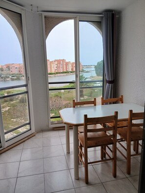 Dining - Apartment 'Appart T2 30m2 2em Etage' with Lake View, Private Pool and Private Terrace (LE BARCARES)