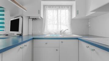 Køleskab, kogeplade, kaffe-/temaskine, elkedel