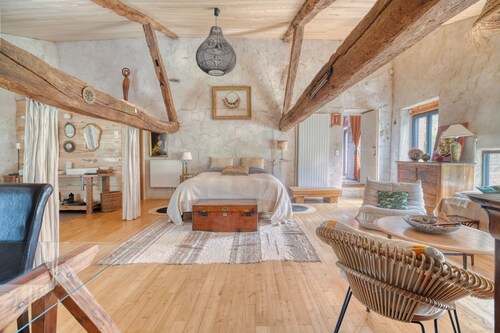 High-End Holiday Home 'Spacious and Elegant Barn' with Lake View, Pool, and Wi-Fi