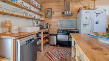 Kylskåp, ugn, spishäll och diskmaskin