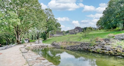 High-End Holiday Home 'Spacious and Elegant Barn' with Lake View, Pool, and Wi-Fi