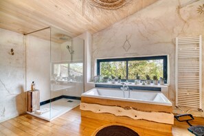 Shower, free toiletries, hair dryer, towels