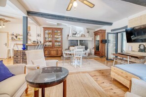 TV - Country House 'Les Jardins D'ortigia - Confort' with Lake View, Shared Pool and Wi-Fi (DOURGNE)
