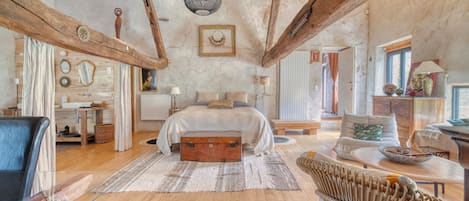 3 bedrooms, desk, iron/ironing board, free WiFi