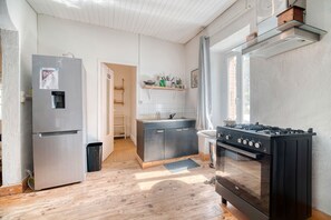 Kylskåp, ugn, spishäll och diskmaskin