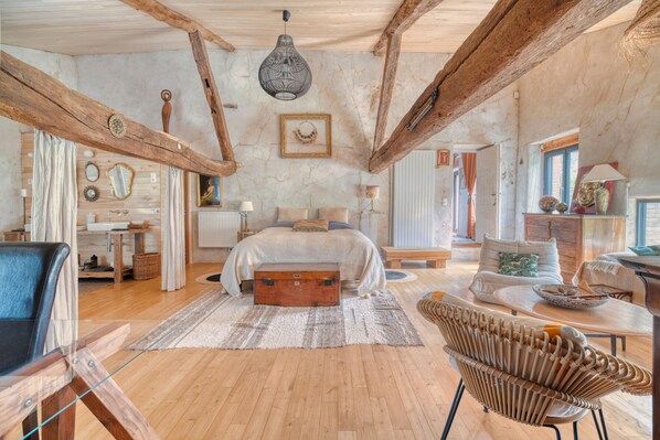 3 bedrooms, iron/ironing board, free WiFi, bed sheets