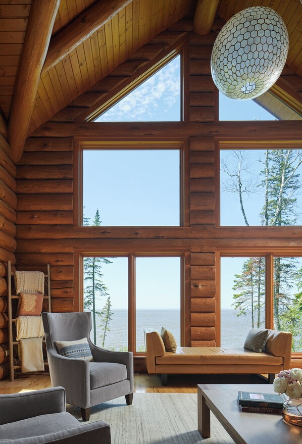 Smart TV, fireplace, ping pong - Gorgeous Home on Lake Superior Shore 3 hours from Twin Cities (Port Wing)