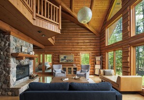 Smart TV, fireplace, ping pong - Gorgeous Home on Lake Superior Shore 3 hours from Twin Cities (Port Wing)