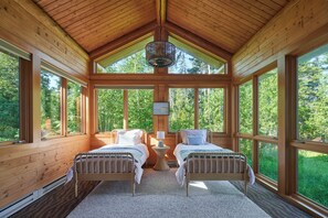 4 bedrooms, desk, iron/ironing board, free WiFi - Gorgeous Home on Lake Superior Shore 3 hours from Twin Cities (Port Wing)