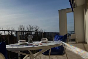 Outdoor dining - N273 - Numana, three-room apartment with terrace and two bathrooms (Sirolo)