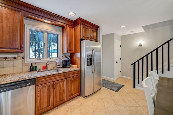 Fridge, oven, stovetop, dishwasher