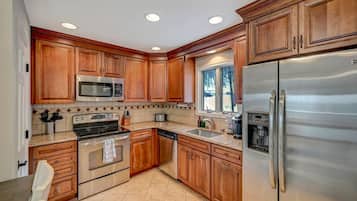 Fridge, oven, stovetop, dishwasher