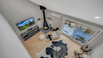 Smart TV, fireplace