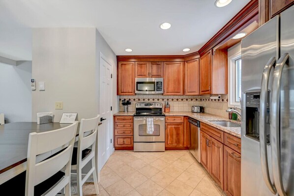 Fridge, oven, stovetop, dishwasher