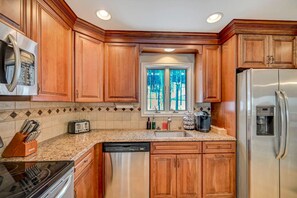 Fridge, oven, stovetop, dishwasher