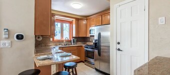 3-bedroom, 2 Bathroom house w/ Backyard, BBQ, & Laundry 