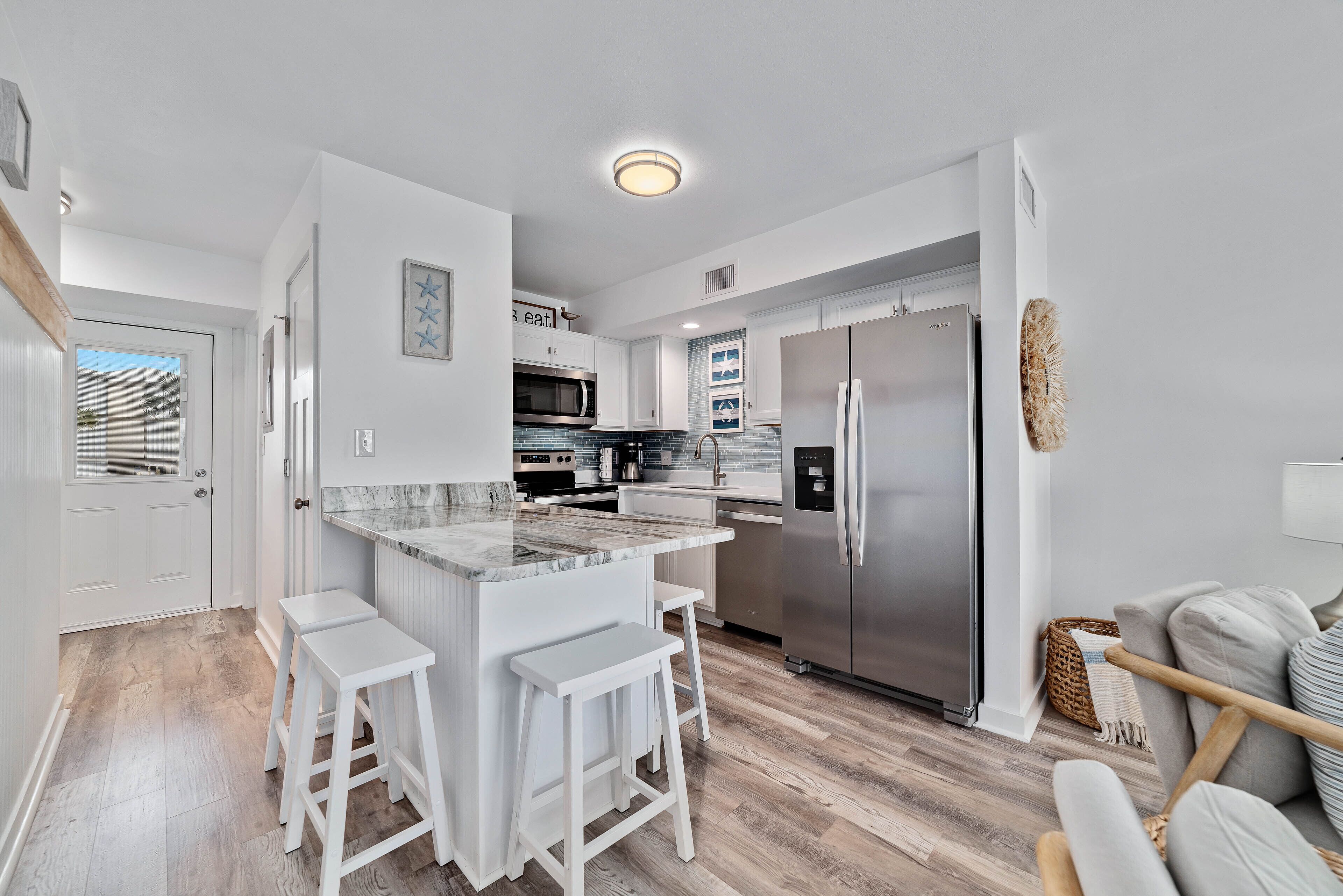 Kylskåp, mikrovågsugn, ugn och spishäll