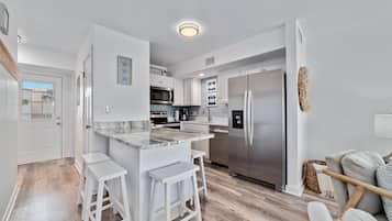 Kylskåp, mikrovågsugn, ugn och spishäll