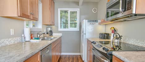 Een koelkast, een microgolfoven, een oven, een kookplaat