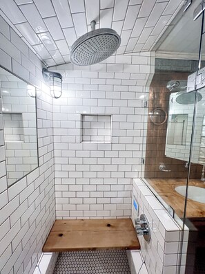 Shower, hair dryer, towels, soap - Spacious & Comfy city retreat, w/lux steam shower! In the heart of the Portland. (Portland)