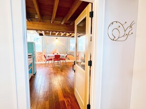 Interior - Spacious & Comfy city retreat, w/lux steam shower! In the heart of the Portland. (Portland)