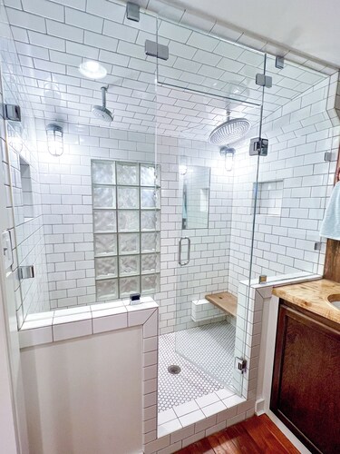 Spacious & Comfy city retreat, w/lux steam shower! In the heart of the Portland.