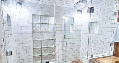 Spacious & Comfy city retreat, w/lux steam shower! In the heart of the Portland.