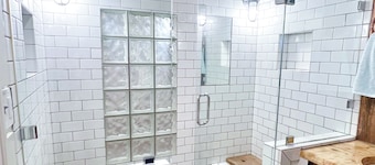 Spacious & Comfy city retreat, w/lux steam shower! In the heart of the Portland.