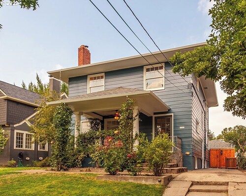 Spacious & Comfy city retreat, w/lux steam shower! In the heart of the Portland.