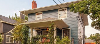 Spacious & Comfy city retreat, w/lux steam shower! In the heart of the Portland.