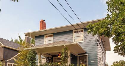Spacious & Comfy city retreat, w/lux steam shower! In the heart of the Portland.