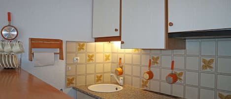 Frigorifero, lavastoviglie, pentole/stoviglie/utensili