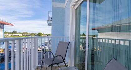 Caddy's #3 – Walk to Beach, Pet-Friendly, Full Kitchen & Steps to Dining