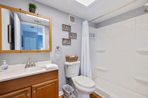 Shower, hair dryer, towels - Caddy's #3 – Walk to Beach, Pet-Friendly, Full Kitchen & Steps to Dining (Indian Shores)