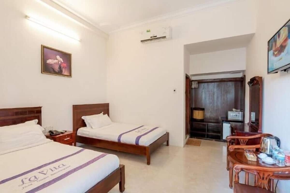 Superior Triple Room | Laptop workspace, free WiFi, individually furnished, bed sheets