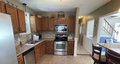 4 bedrm, 2 bath home minutes to downtown Westerly, Watch Hill, Westerly beaches