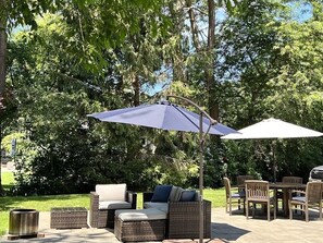 Outdoor dining - 3BR Olivia's Cottage @ Mayflower Beach (Dennis)