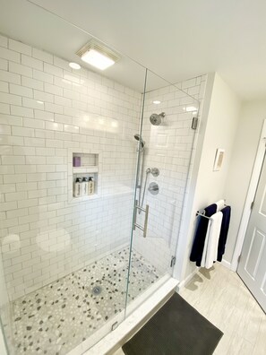 Shower, hair dryer, towels, soap - 3BR Olivia's Cottage @ Mayflower Beach (Dennis)