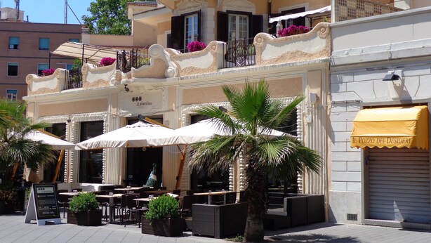 A restaurant with outdoor seating, a sign reading "Il Pianino," and a yellow awning on the right. - Ostia-apartment 50 mt from the beach, near historic center-sea view (Lido di Ostia)
