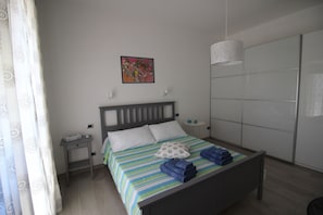 2 bedrooms, desk, iron/ironing board, travel crib