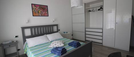 2 quartos, escrivaninha, ferros/tábuas de passar roupa, berço de viagem